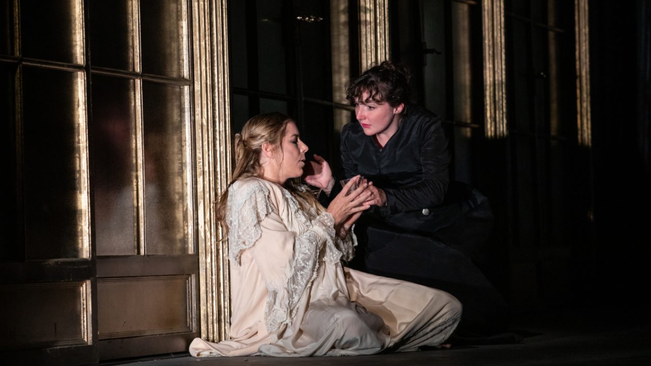auren Fagan as Violetta and Ellie Edmonds as Annina in La Traviata, 2021 © Ali Wright