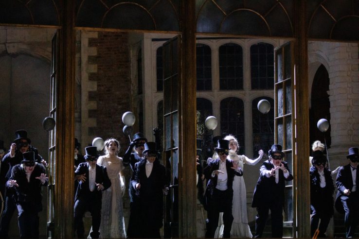 Members of the Opera Holland Park Chorus in La Traviata, 2021 © Ali Wright