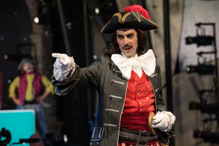 John Savournin as The Pirate King in The Pirates of Penzance at Opera Holland Park, 2021 © Ali Wright