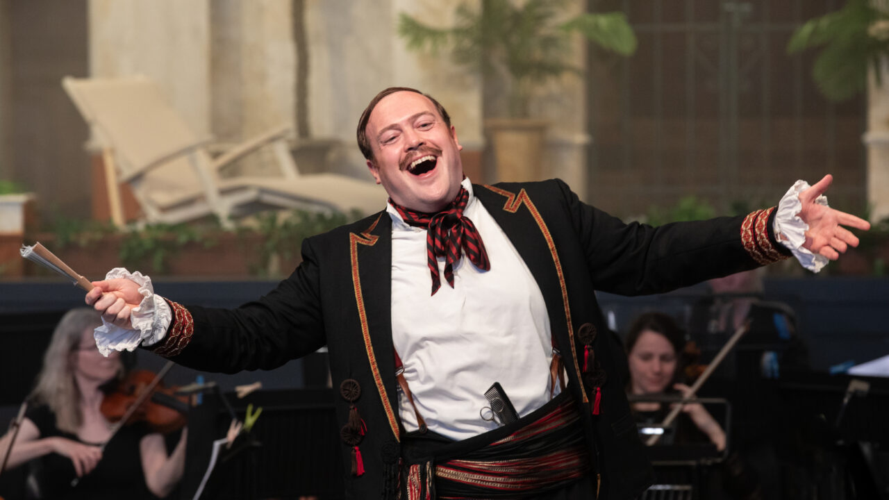 Paul Grant as Figaro in The Barber of Seville, Opera Holland Park 2024