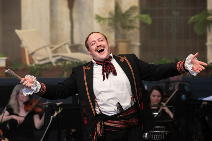 Paul Grant as Figaro in The Barber of Seville, Opera Holland Park 2024